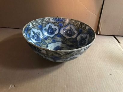 null Bowl in blue and white glossy earthenware. Oriental work. Diam: 22cm chips
