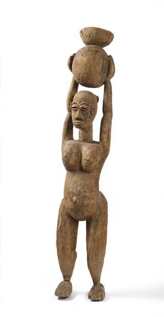 null MALI, bambara. Sculpture en bois, figure de maternité tenant une jarre Hauteur :...