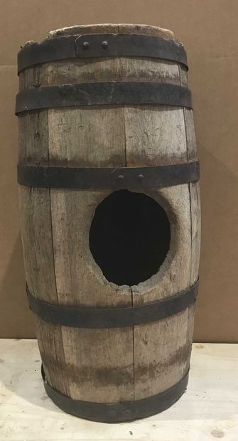 null Wood and metal barrel Height : 82 cm Diameter : 36 cm Misses FRANCE
