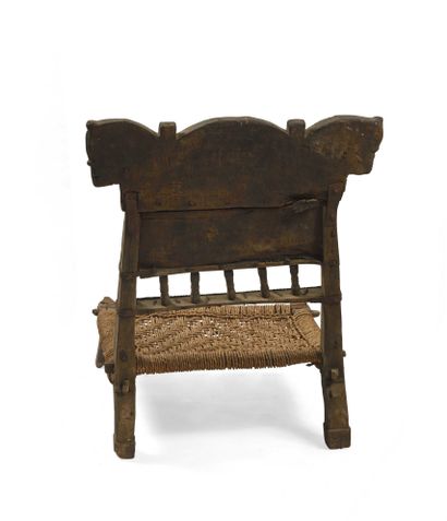 null Chaise basse en bois à décor sculpté d éléments géométrique et tête de cheval....