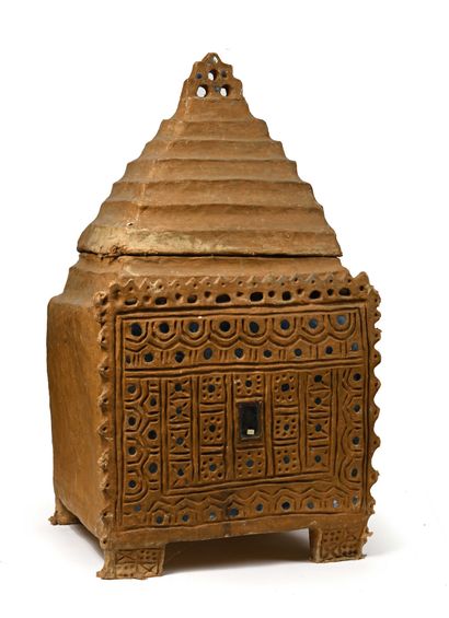 null Carved papier-mâché grain tank, stepped lid, mirror inlays. Afghanistan 95 x...