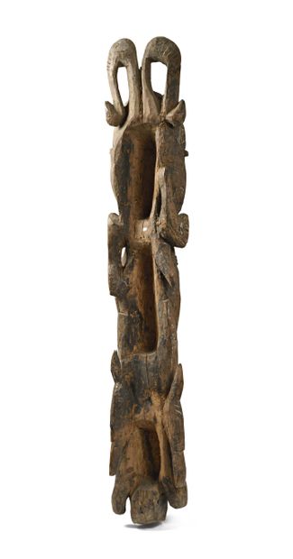 null OCEANIA Carved wooden element with anthropomorphic and zoomorphic decor Traces...