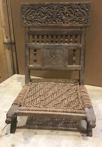 null IND 3008 Wooden chair with carved backrest and floral motifs and small balusters...