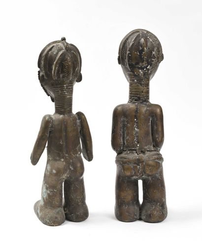null NIGERIA. Véré. Couple in chased metal Height: 46 cm and 44 cm