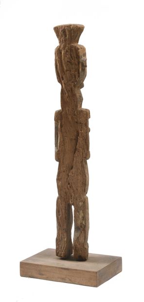 null NIGERIA, Urhobo. Sculpture de femme, bras le long du corps. Traces d engobe,...