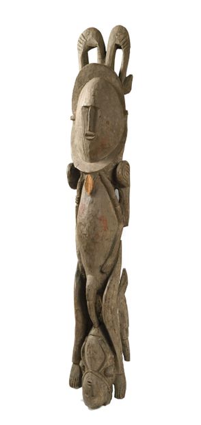 null OCEANIA Carved wooden element with anthropomorphic and zoomorphic decor Traces...