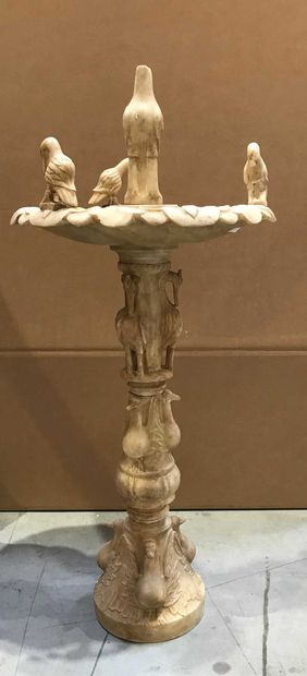 null INDE Fontaine en albâtre, le fut et la vasque décorés volatiles stylisés. XIXème...