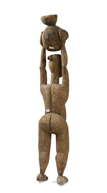 null MALI, bambara. Sculpture en bois, figure de maternité tenant une jarre Hauteur :...