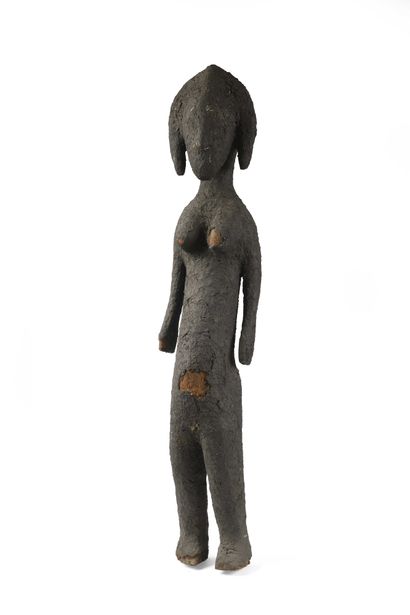 null 
MALI, Bambara. Grande sculpture Fétiche représentant une femme recouverte d'une...