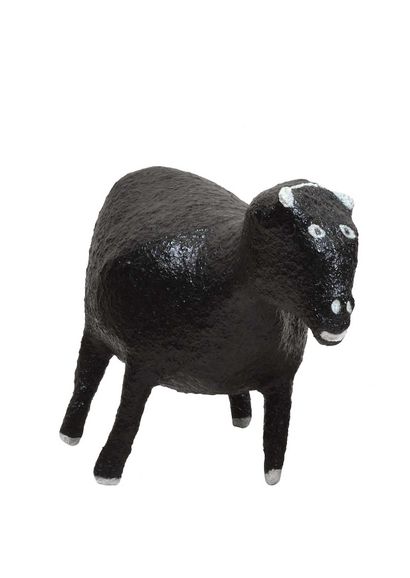 null 100 Bestiaire agneau, 2017 Sculpture en papier mâché noir et blanc sur bois...