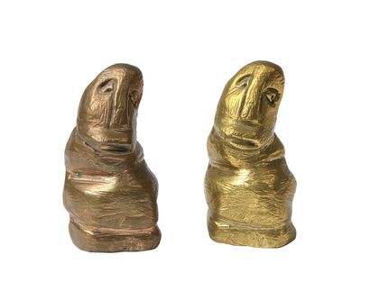 null 149 Deux statuettes représentant des personnages. Bronze à patine dorée. Monogrammées...