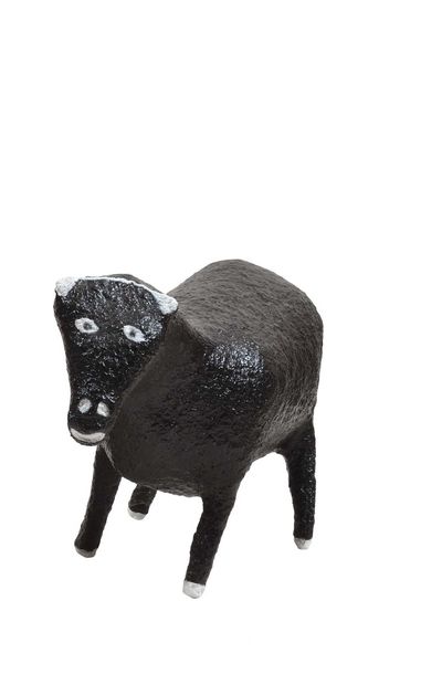 null 100 Bestiaire agneau, 2017 Sculpture en papier mâché noir et blanc sur bois...