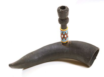 null 190 Pipe en corne et bois, ornée de perles (25 x 33 x 8 cm), couteau de cérémonie...