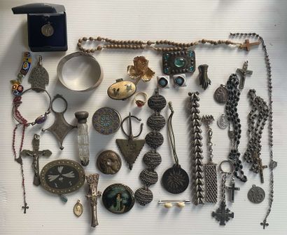 null Lot de bijoux fantaisies et bijoux ethniques en métal, comprenant médailles...