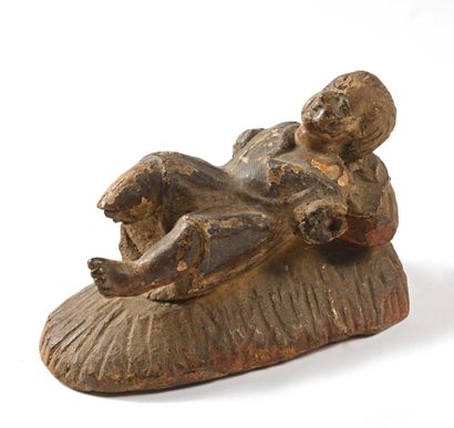 null INDE. Statuette en bois sculpté représentant un enfant allongé. Manques Long. :20...