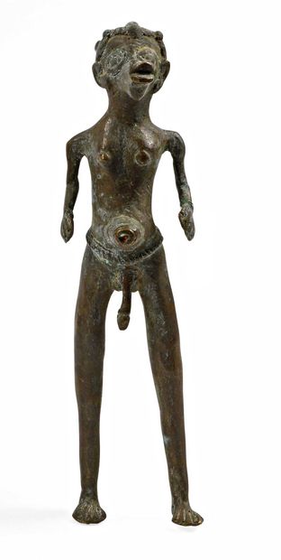 null BURKINA FASSO. Personnage en bronze zoomorphe, attributs masculins. Inspiré...