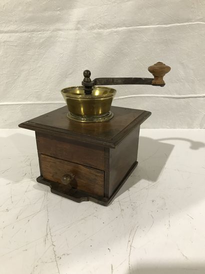 null Moulin à café de table en bois fer et laiton Fin du XIXème siècle Bouton de...