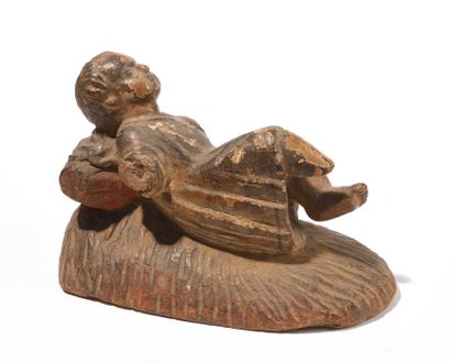 null INDE. Statuette en bois sculpté représentant un enfant allongé. Manques Long. :20...