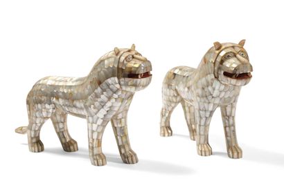 null INDE. Paire de Lions recouvert de nacre 34,5 x 26 cm