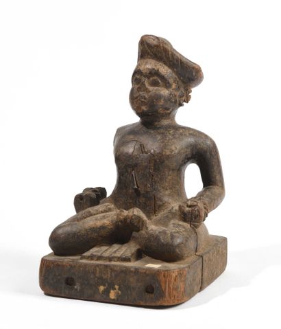 null INDE. Statuette de personnage assis en bois. Manques Haut. : 22cm