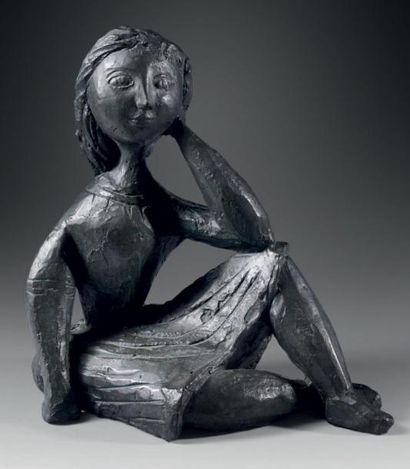 Baltasar LOBO (1910 - 1993) Jeune fille assise, 1943 Bronze à patine verte. Cire...
