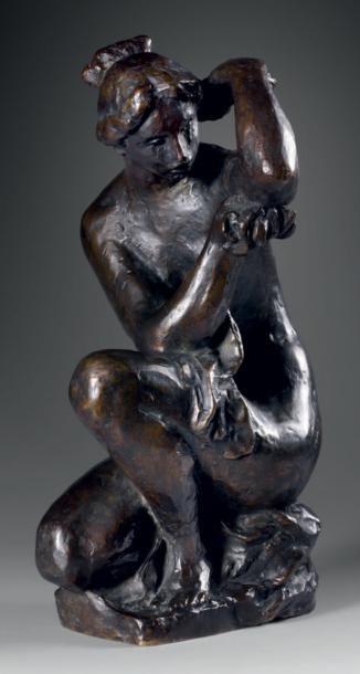 Richard GUINO (1890 - 1973) Baigneuse s'essuyant Bronze à patine brune nuancée. Cire...