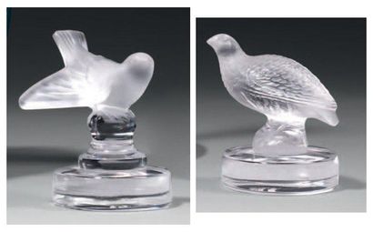 LALIQUE Deux porte-menus en verre moulé pressé «Oiseaux». Signés à la pointe Lalique...