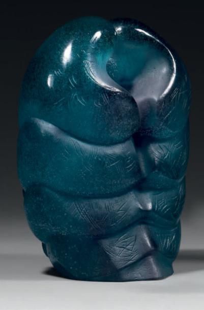 DAUM France, HARADA Méditation Sculpture en verre moulé pressé bleue. Signée eu dessous...
