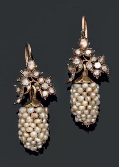 null Paire de boucles d'oreilles pendantes en or bas titre 9 KT, à pampilles en perles...