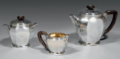 null Service à thé en argent, de style 1930 à pans, composé de trois pièces, théière,...