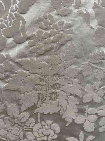 null Deux paires de rideaux en tissu brocart de soie blanc et beige à motif de fleurs,...