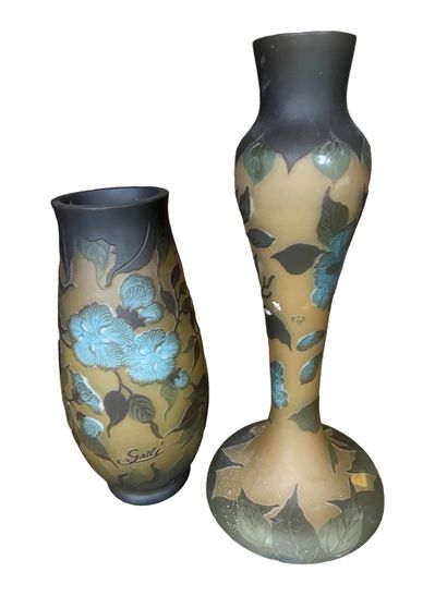 null Trois reproductions de vases signés Gallé.