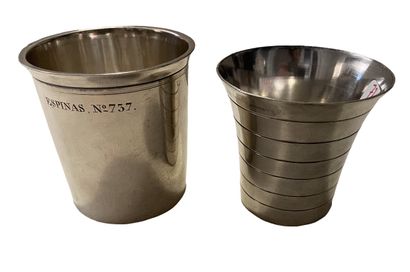null Silver tumbler. 
Gross weight: 24,3 grams. 
One joined a silver plated timbale...