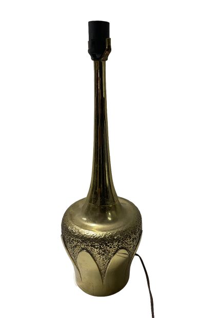 null Vase en laiton à décor repoussé et lampe à pétrole. 57 et 51 cm
