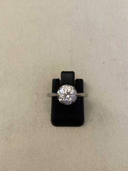 null White gold solitaire ring set with an old european cut diamond. About 0.8ct...