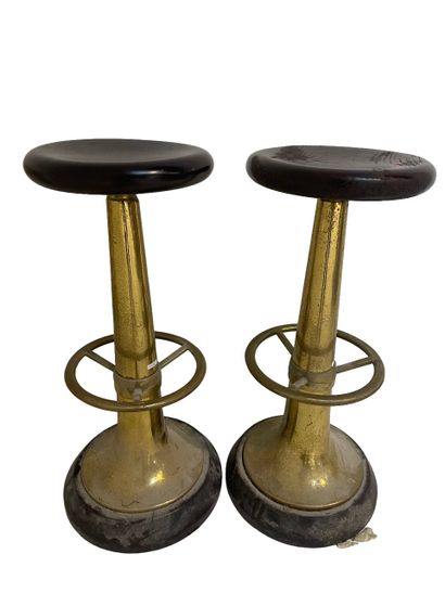 null Important bar in wood and brass. 
Four bar stools in gilded metal, beige suede...