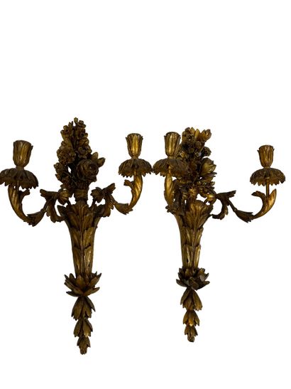 null Pair of sconces with two arms of lights, in gilded and carved wood. Work of...