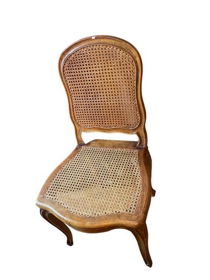 null Six chaises cannées en bois. 
Fin du XIXe siècle.