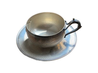 null Silver cup and saucer with tortoiseshell decoration 
Weight : 241 g

