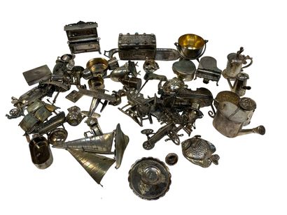 null Lot en argent et métal argenté comprenant des objets et de la dinette minia...