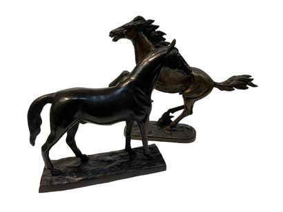 null Deux épreuves en régule à l'imitation du bronze représentant des chevaux.
H...