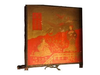 null Miroir japonais XIXe siècle, trois parties à décor en laque rouge et or de scènes...