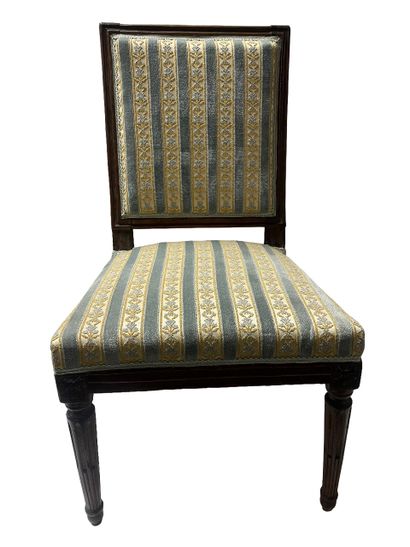 null Chaise en bois sculpté style Louis XVI, pieds cannelés et rudentés, belle garniture...