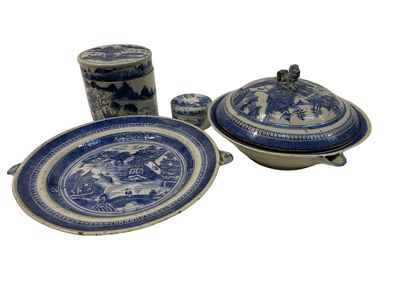 null Lot of porcelain decorated in blue and white, including a covered pot, a small...