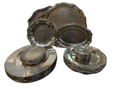 null Lot in silver plated metal including 10 plates with scalloped edges, 15 large...