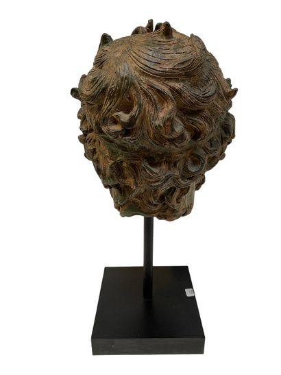null Head in the taste of the Antique on a base, in bronze and patina aged effect...