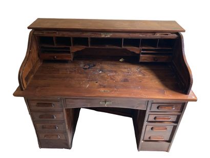 null American desk in natural wood with nine drawers.
Modern work.

