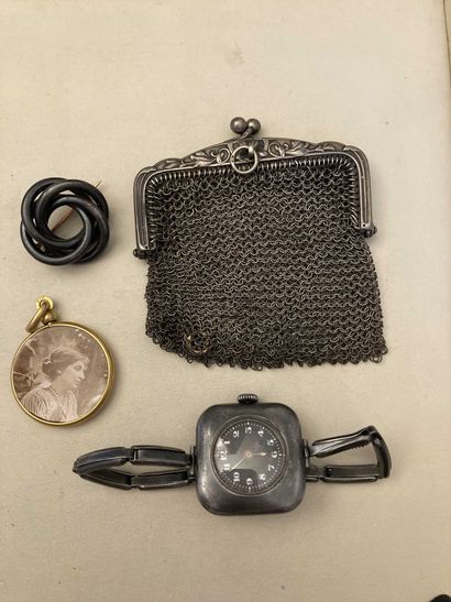 null Small lot including: phot Fix medallion, silver spoon element, silver purse,...