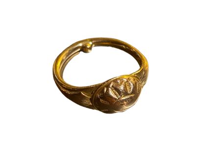 null Yellow gold ring with curved decoration
Weight : 5g
