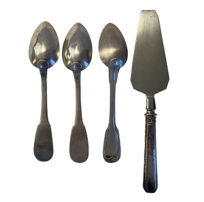 null A pie server, the handle in filled silver and three large silver spoons. 
Gross...